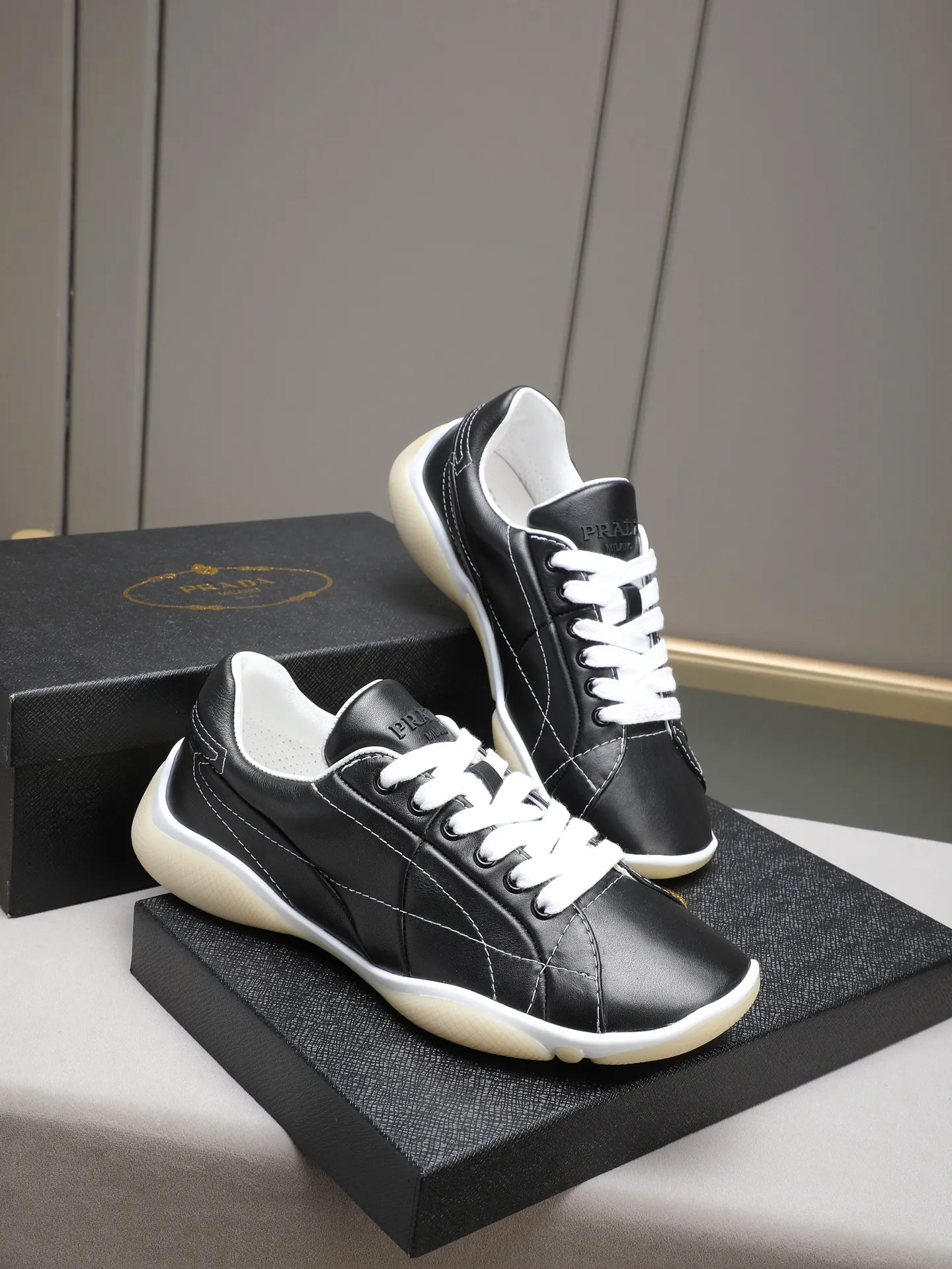 Men's Men's Shoes 💰700 Prada/Prada 1:1 men's casual shoes combine comfort with sophisticated and innovative design. The latest model features a sporty silhouette with visible topstitching that echoes the dynamic lines of the original. Inspired by driving shoes, this sneaker uses a soft and even cow upper, with a light and flexible rubber sole with a concave and convex pattern pattern, giving the sneaker a light appearance and smoothness. The upper is equipped with sports-style stitching, the tongue and laces are injection molded with Epoxy logo, sheep lining and cow foot pads, TPU ultra-light outsole, the upper foot is soft and comfortable, light and breathable! Code:38-39-40-41-42-43-44 (45 customized)
